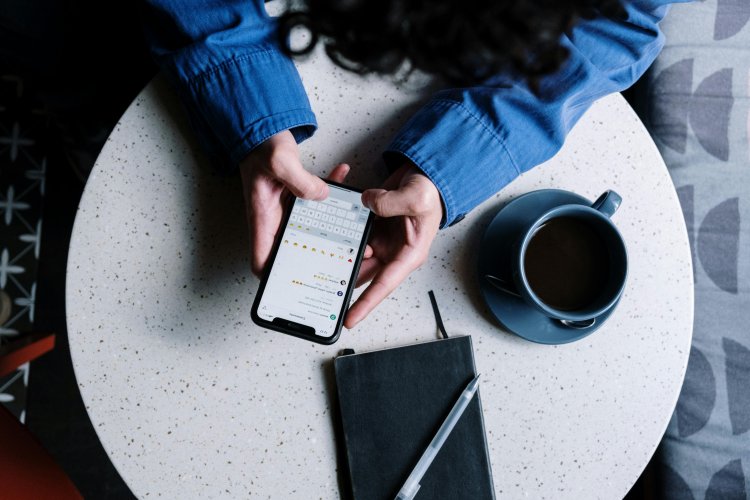 Agencja social media odpowiada za wymyślanie kreatywnych postów Twojej firmy i spójność zamieszczanych postów