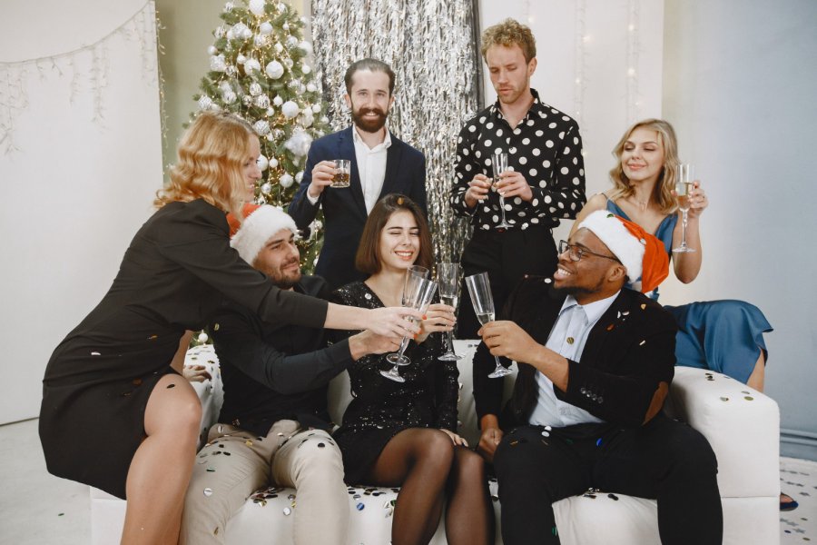 Świąteczny toast podczas zorganizowanego party