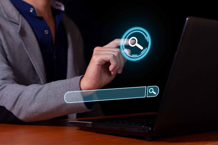 Specjalista spójnia studio pracujący nad optymalizacją i pozycjonowaniem SEO stron internetowych w wynikach wyszukiwania.